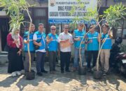 PLN UP3 Pariaman serahkan bantuan bibit tabebuya. (dok. istimewa)