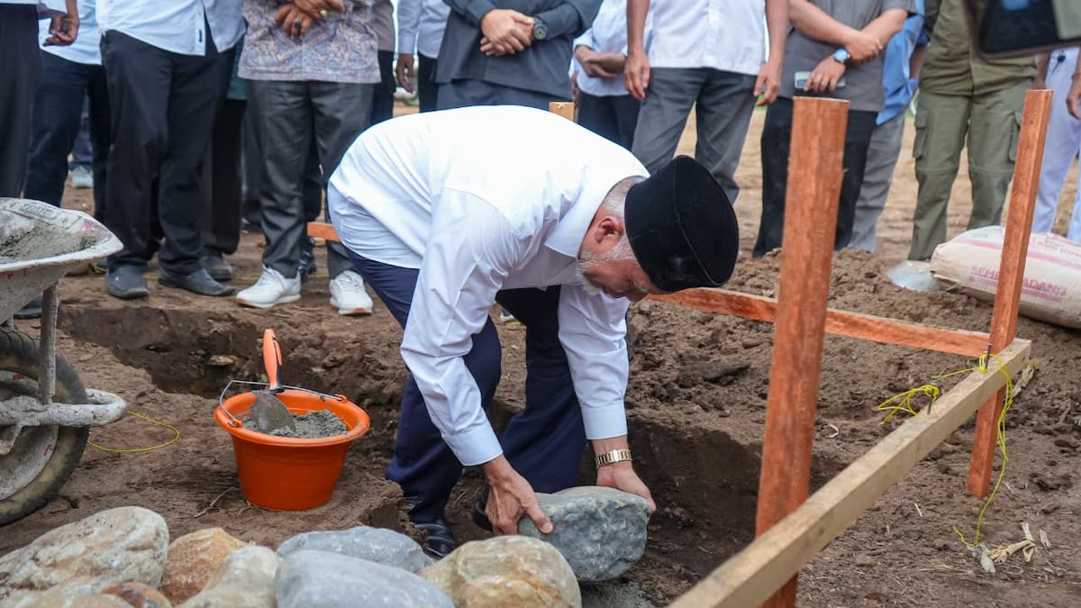 Peletakan batu pertama relokasi SMK 1 Sasak Pasaman. (dok. istimewa)