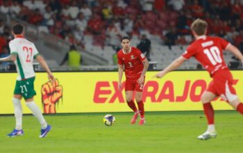 Pemain Timnas Indonesia Kevin Diks saat berupaya mengumpan bola pada Ole Romeny. (dok. istimewa)