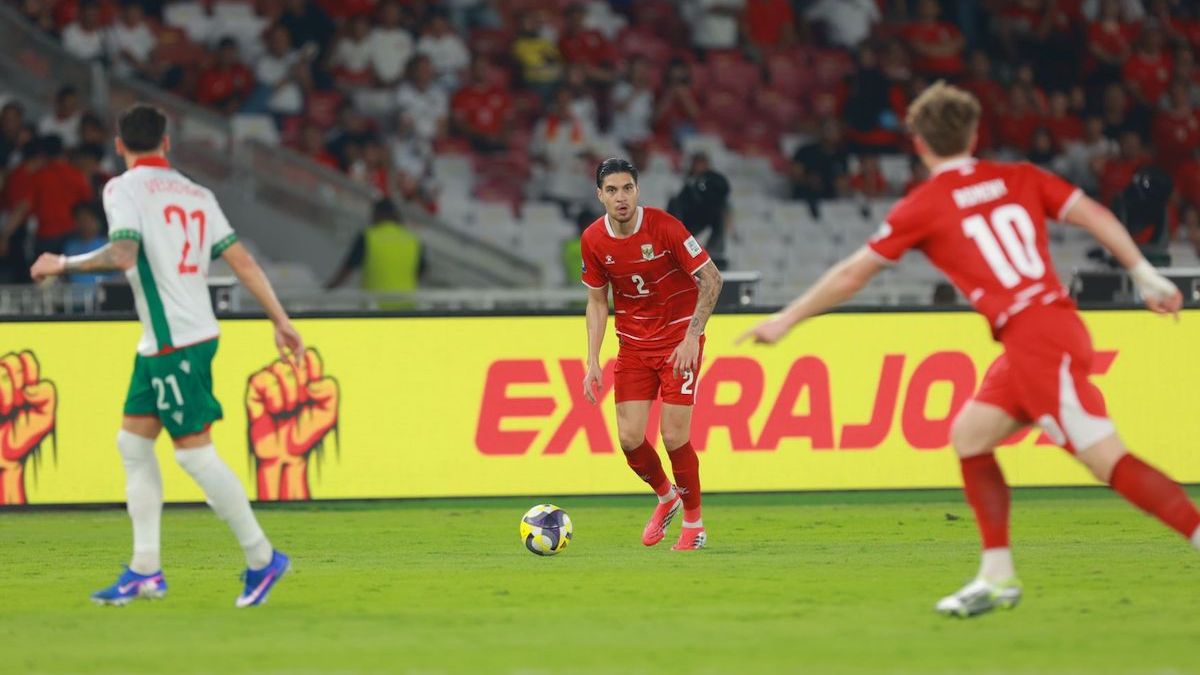 Pemain Timnas Indonesia Kevin Diks saat berupaya mengumpan bola pada Ole Romeny. (dok. istimewa)