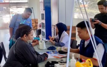 Layanan pemeriksaan kesehatan gratis oleh PT KAI Divre II Sumbar. (dok. istimewa)