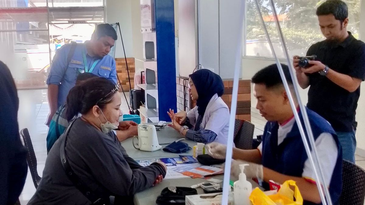 Layanan pemeriksaan kesehatan gratis oleh PT KAI Divre II Sumbar. (dok. istimewa)