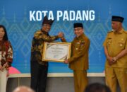 Pemko Padang dapat penghargaan dari Menteri Hukum. (dok. istimewa)