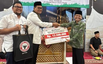 Penyerahan bantuan Ramadan dari PT Semen Padang ke Masjid Raya Limau Manis. (dok. istimewa)
