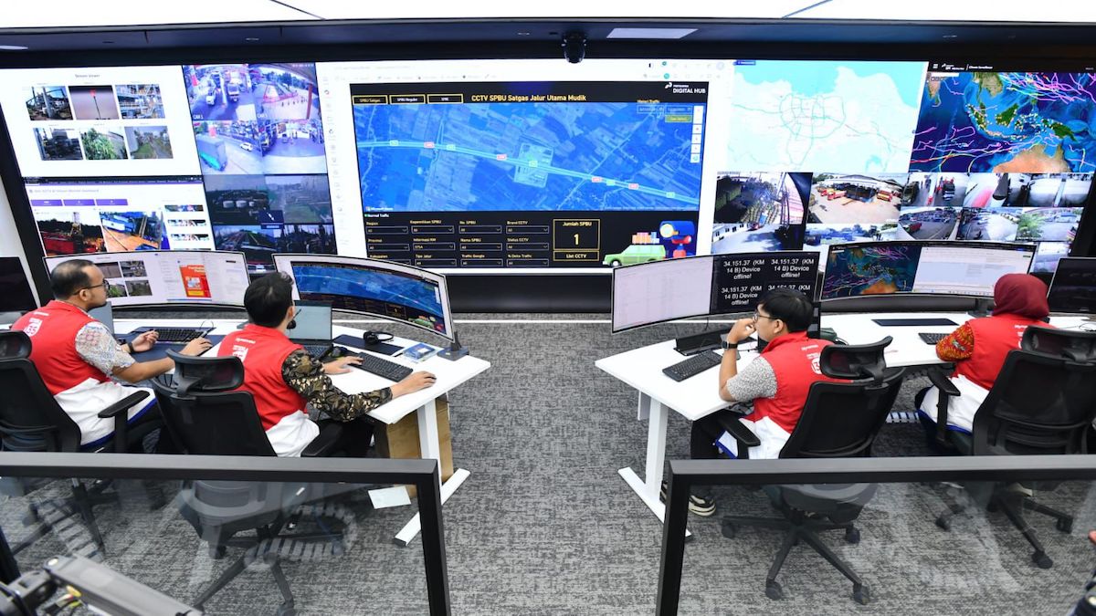 Petugas dari PT Pertamina memantau jalur BBM. (dok. istimewa)