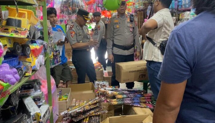 Jaga Ketertiban Selama Ramadan, Polresta Padang Razia Petasan di Pasar Raya