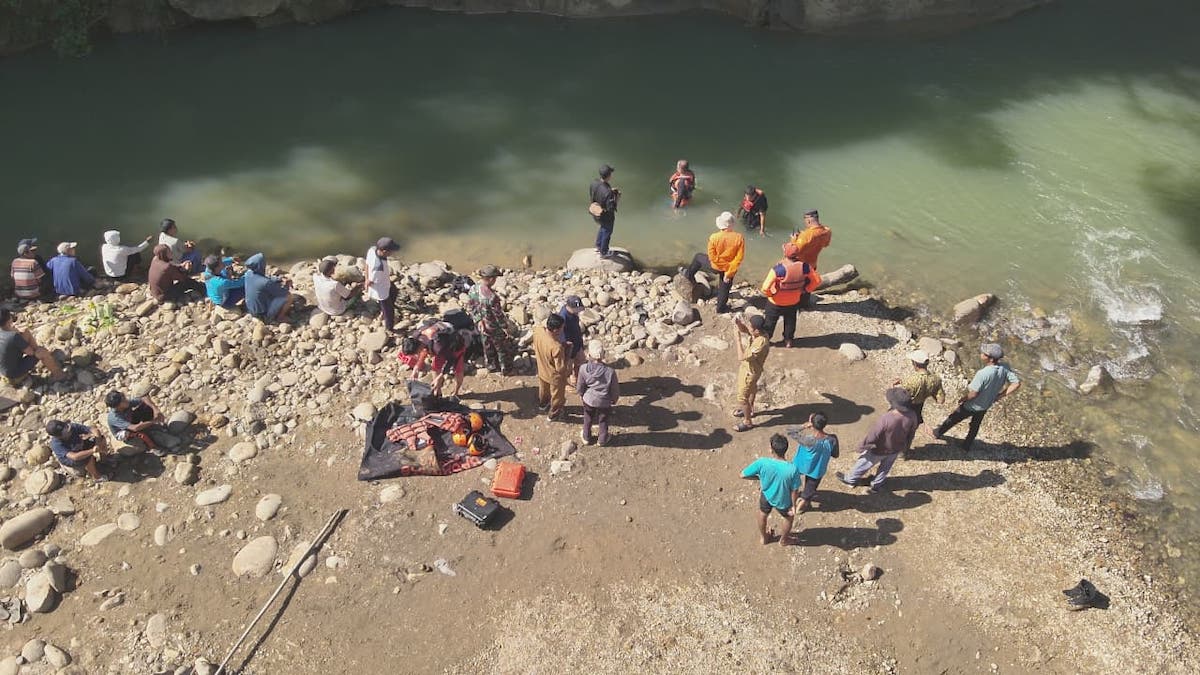 Proses evakuasi korban hanyut oleh Basarnas. (dok. Humas Basarnas Padang)