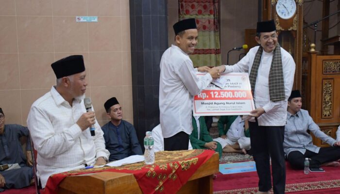 Safari Ramadan di Sawahlunto, PT Semen Padang Serahkan Rp12,5 Juta dan Al-Qur’an untuk Pengembangan Masjid Agung