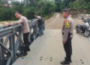 Kapolsek Palembayan AKP Alwizi Syafriadi beserta personil sedang memeriksa kawan spi jembatan bailey yang hilang di Sawah Laweh, Nagari Salareh Aia, Kecamatan Palembayan, Rabu (25/3/2026). (dok. ANTARA/Polsek Palembayan)