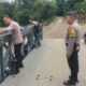 Kapolsek Palembayan AKP Alwizi Syafriadi beserta personil sedang memeriksa kawan spi jembatan bailey yang hilang di Sawah Laweh, Nagari Salareh Aia, Kecamatan Palembayan, Rabu (25/3/2026). (dok. ANTARA/Polsek Palembayan)