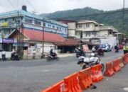 Sejumlah personel kepolisian mengatur arus lalu lintas di hari terakhir pemberlakuan one way di Kota Padang Panjang, Sumatera Barat, Selasa (24/3/2026). (ANTARA/Fandi Yogari)