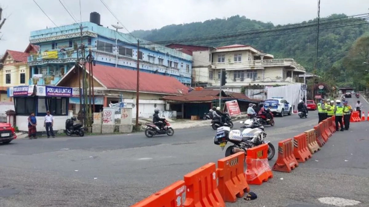 Sejumlah personel kepolisian mengatur arus lalu lintas di hari terakhir pemberlakuan one way di Kota Padang Panjang, Sumatera Barat, Selasa (24/3/2026). (ANTARA/Fandi Yogari)
