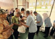Yayasan Semen Padang Bagi Paket Lebaran untuk Fakir Miskin dan Anak Yatim