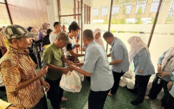 Santunan untuk fakir miskin dari Yayasan Semen Padang. (dok. istimewa)