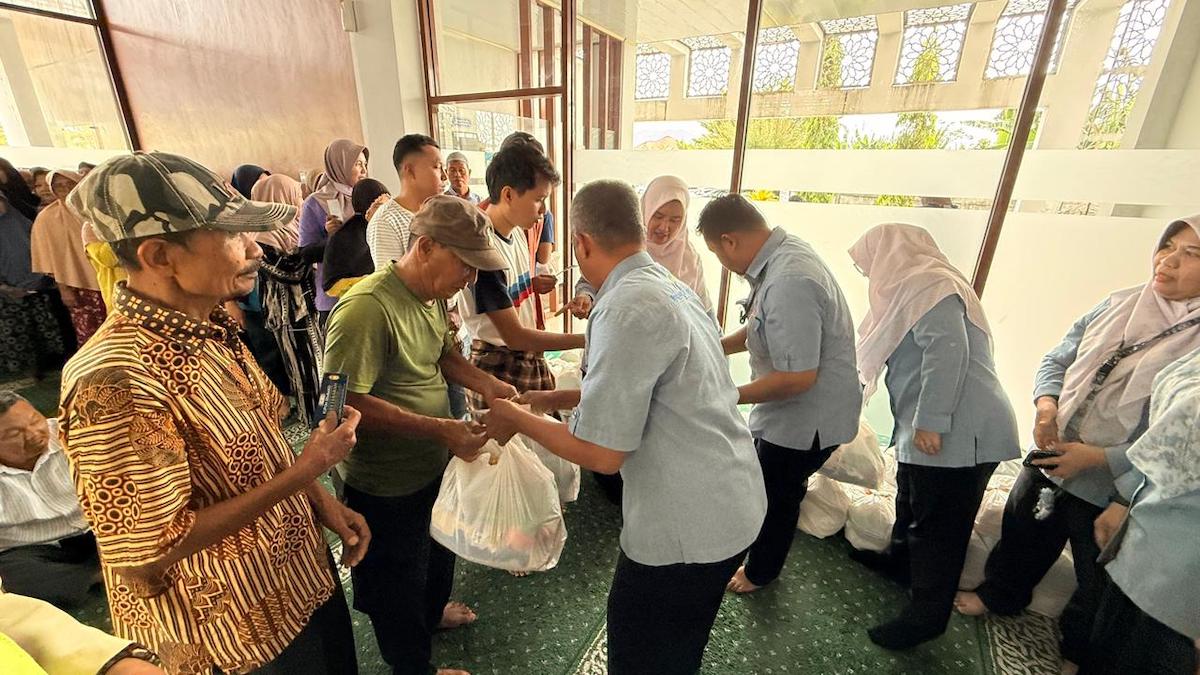 Santunan untuk fakir miskin dari Yayasan Semen Padang. (dok. istimewa)