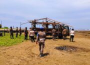 Satpol PP Padang Tertibkan Bangunan Liar di Pantai Air Manis Jelang Lebaran