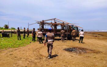 Satpol PP Padang gelar penertiban lapak di Pantai Air Manis. (dok. Humas)