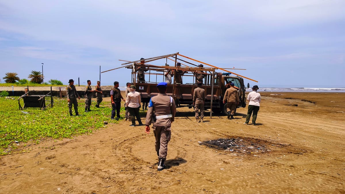 Satpol PP Padang gelar penertiban lapak di Pantai Air Manis. (dok. Humas)