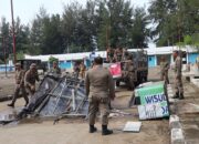 Satpol PP Padang tertibkan PKL di kawasan Pantai Air Manis. (dok. istimewa)