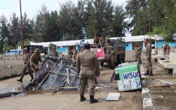 Satpol PP Padang tertibkan PKL di kawasan Pantai Air Manis. (dok. istimewa)
