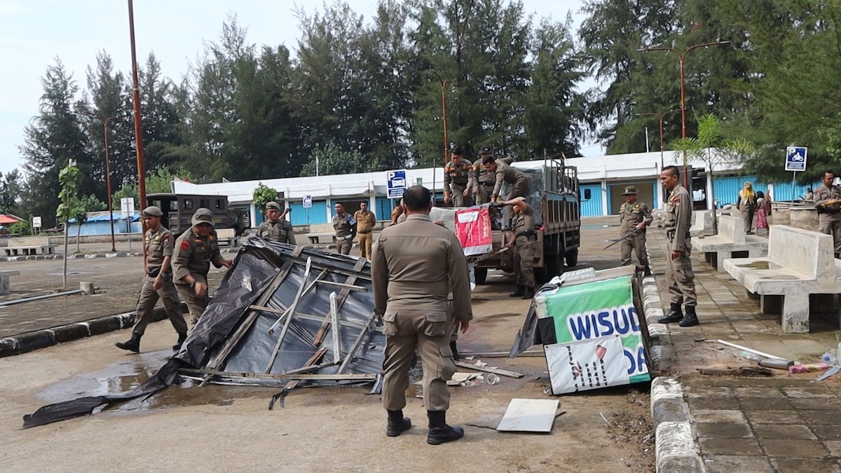 Satpol PP Padang tertibkan PKL di kawasan Pantai Air Manis. (dok. istimewa)