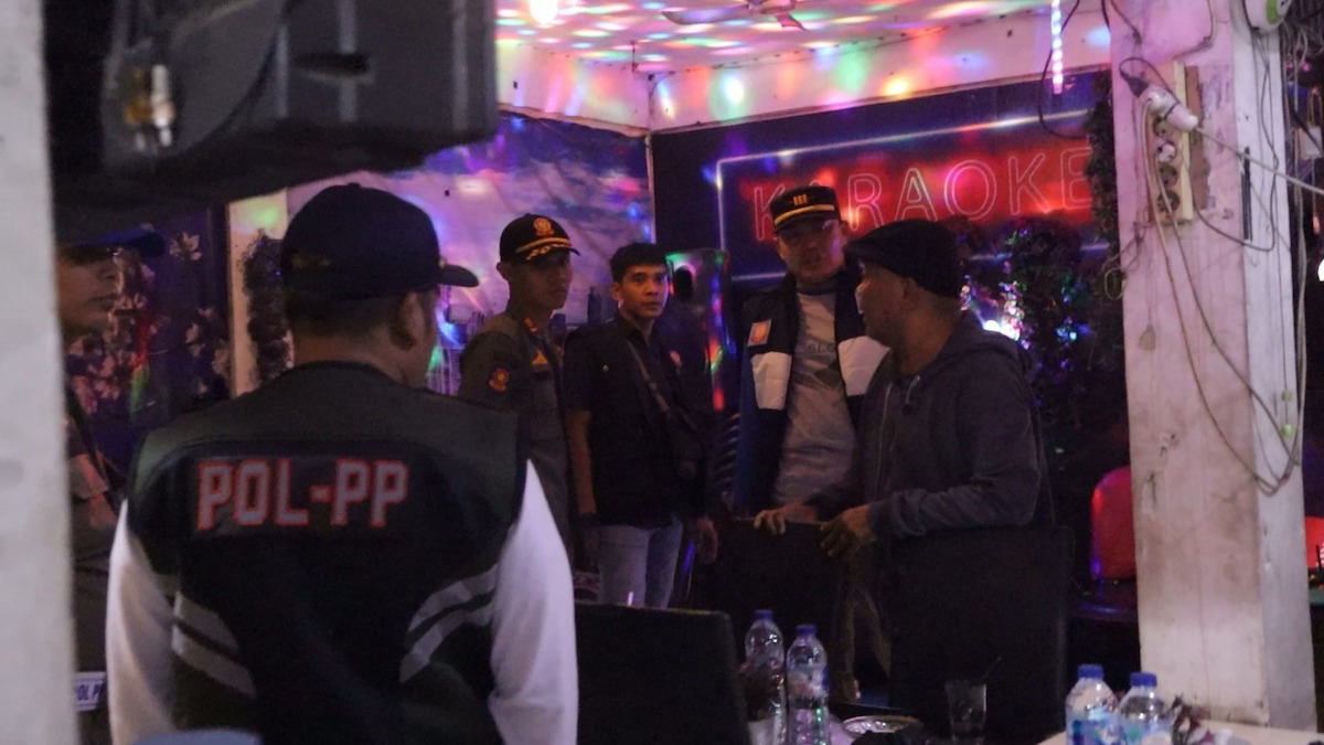Satpol PP Padang tertibkan tempat karaoke pada malam Ramadan di Padang. (dok. istimewa)