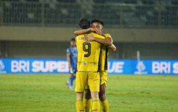 Selebrasi Irsyad dan Guillermo Fernandes usai memenangkan laga kontra PSBS. (dok. istimewa)