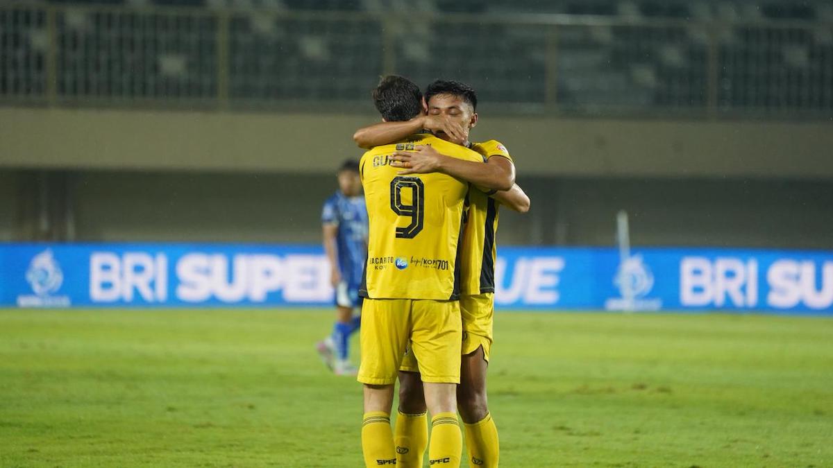 Selebrasi Irsyad dan Guillermo Fernandes usai memenangkan laga kontra PSBS. (dok. istimewa)