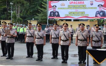 Sertijab empat Kapolsek dan dua Kasat di jajaran Polresta Padang. (dok. istimewa)