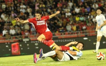Striker Semen Padang FC Guillermo Fernandes melewati pemain PSIM. (dok. Dodi Kurniawan for Radarsumbar)