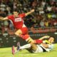 Striker Semen Padang FC Guillermo Fernandes melewati pemain PSIM. (dok. Dodi Kurniawan for Radarsumbar)