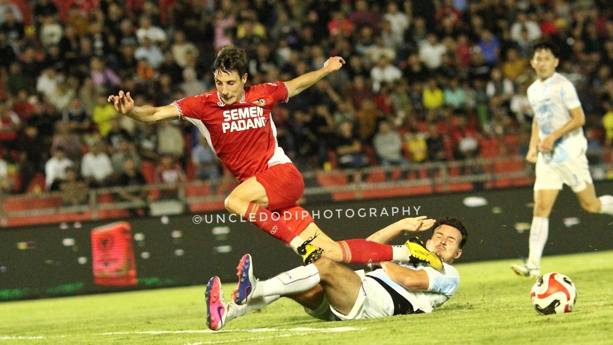 Striker Semen Padang FC Guillermo Fernandes melewati pemain PSIM. (dok. Dodi Kurniawan for Radarsumbar)