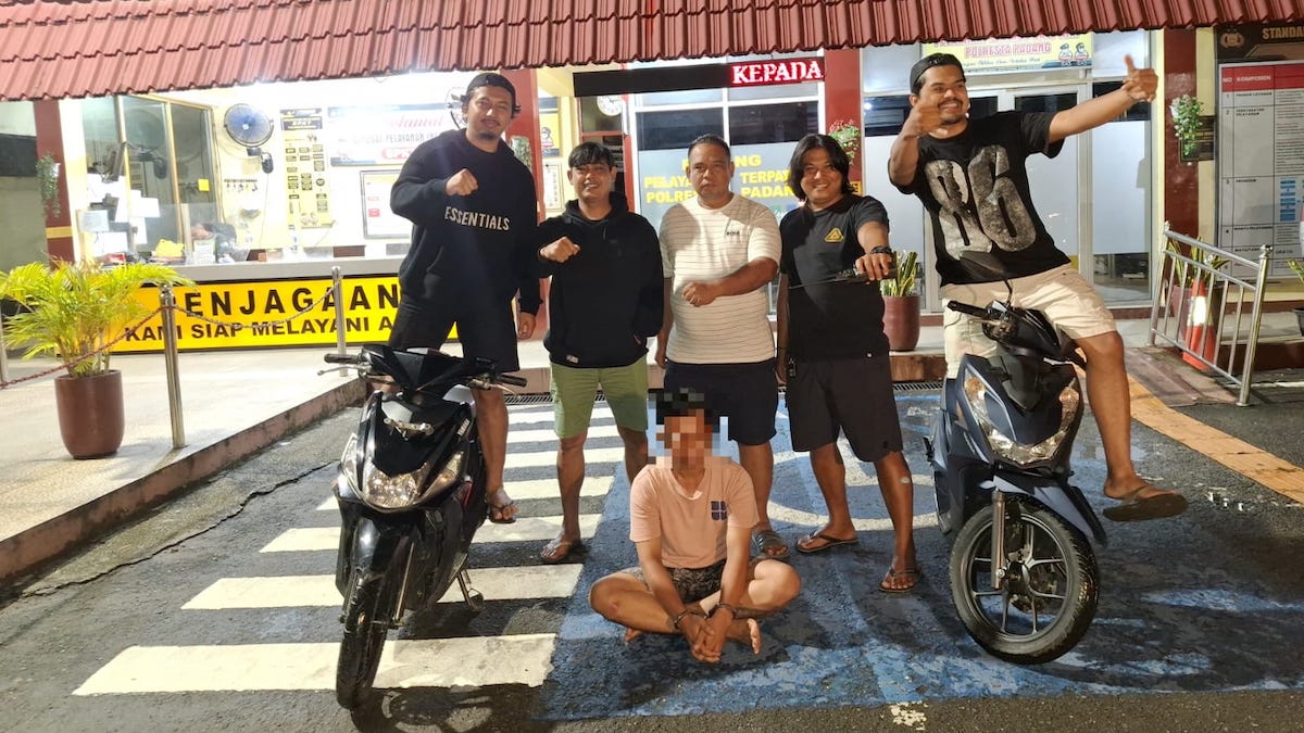 Tim Klewang amankan pelaku pencurian sepeda motor. (dok. istimewa)