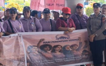 Ratusan perempuan aksi unjuk rasa di halaman kantor Walikota Gunungsitoli, Sumatera Utara, Senin (9/3/2026) tuntut keberpihakan kepada korban kekerasan perempuan. (RadarSumbar/Tanhar)