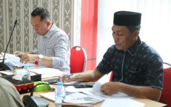 Wakil Ketua I DPRD Kota Gunungsitoli, Ridwan Zega saat mengikuti rapat kerja Pansus Ranperda RTRW Kota Gunungsitoli 2023-2043. (Dok. Radarsumbar/putra)