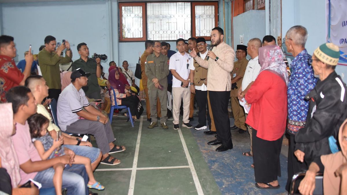 Wako Fadly Amran serahkan bantuan untuk korban bencana di Padang. (dok. istimewa)