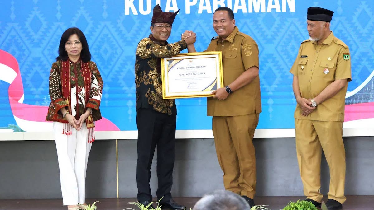 Wako Yota Balad terima penghargaan dari Menkum terkait Posbankum. (dok. istimewa)