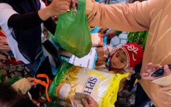 : Warga membeli sembako saat pelaksanaan Gerakan Pangan Murah (GPM) serentak se- Jawa Tegah di Kecamatan Serengan, Solo, Jawa Tengah, Jumat (6/3/2026). Program tersebut diikuti 35 kabupaten/koya di Provinsi Jawa Tengah secara serentak untuk menjaga stabilitas harga komoditas pangan strategis selama Ramadhan dan jelang Idul Fitri 1447 H. (ANTARAFOTO/Maulana Surya/wsj.)