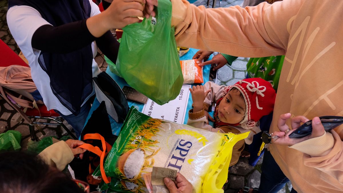 : Warga membeli sembako saat pelaksanaan Gerakan Pangan Murah (GPM) serentak se- Jawa Tegah di Kecamatan Serengan, Solo, Jawa Tengah, Jumat (6/3/2026). Program tersebut diikuti 35 kabupaten/koya di Provinsi Jawa Tengah secara serentak untuk menjaga stabilitas harga komoditas pangan strategis selama Ramadhan dan jelang Idul Fitri 1447 H. (ANTARAFOTO/Maulana Surya/wsj.)
