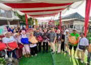 Andre Rosiade Bagikan 500 Paket Sembako di Jati, Warga Antusias
