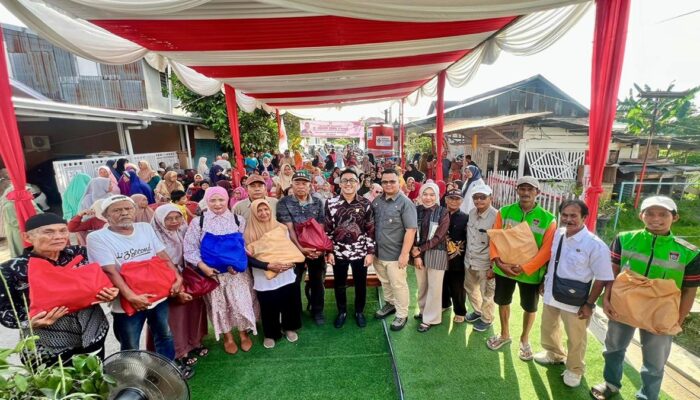 Andre Rosiade Bagikan 500 Paket Sembako di Jati, Warga Antusias
