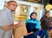 Andre Rosiade Bagikan Ratusan Paket Sembako untuk Porter dan Pekerja di BIM