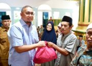 Andre Rosiade Bagikan Ratusan Paket Sembako di Salimpauang Tanah Datar