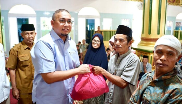 Andre Rosiade Bagikan Ratusan Paket Sembako di Salimpauang Tanah Datar