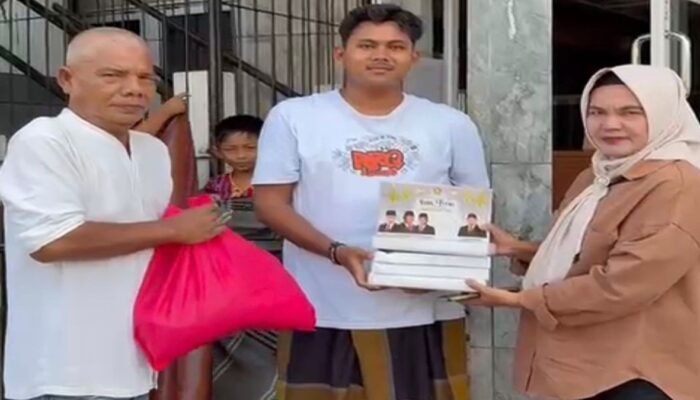 Andre Rosiade Salurkan Ribuan Sarung untuk Garin, Pengurus Masjid dan Masyarakat di Sumbar