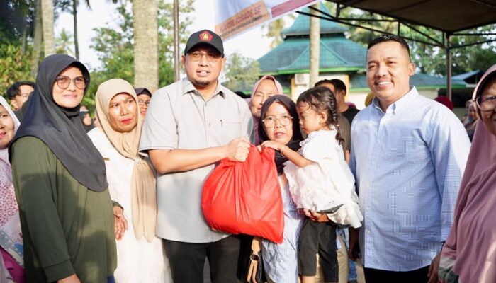 Andre Rosiade Bagikan 500 Paket Sembako untuk Warga Parupuk Tabing