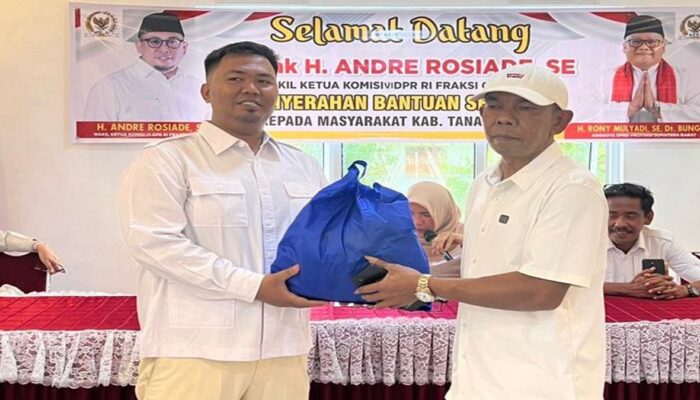 Andre Rosiade Salurkan Ratusan Paket Sembako di DPC Gerindra Tanah Datar