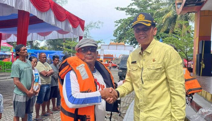 15 Pelaku Usaha Kapal Wisata di Pariaman Terima Bantuan Pelampung