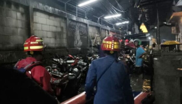 Banjir di Ciracas Jaktim Rendam 9 RW, Puluhan Warga Dievakuasi