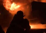 Excavator Terbakar di Gudang Batu Bara, Damkar Padang Kerahkan 4 Unit Armada